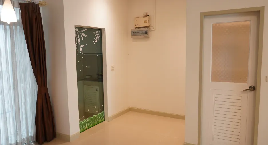 Casa adosada en venta de 3 habitaciones en Mueang Samut Prakan, Samut Prakan