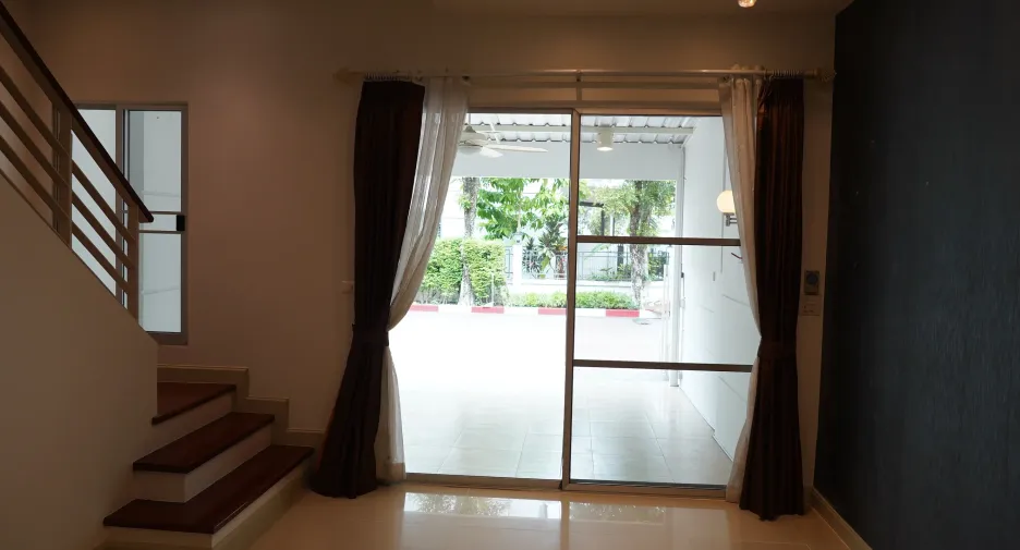 Casa adosada en venta de 3 habitaciones en Mueang Samut Prakan, Samut Prakan