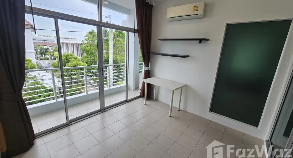 Casa adosada en venta de 3 habitaciones en Mueang Samut Prakan, Samut Prakan