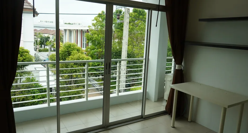 Casa adosada en venta de 3 habitaciones en Mueang Samut Prakan, Samut Prakan