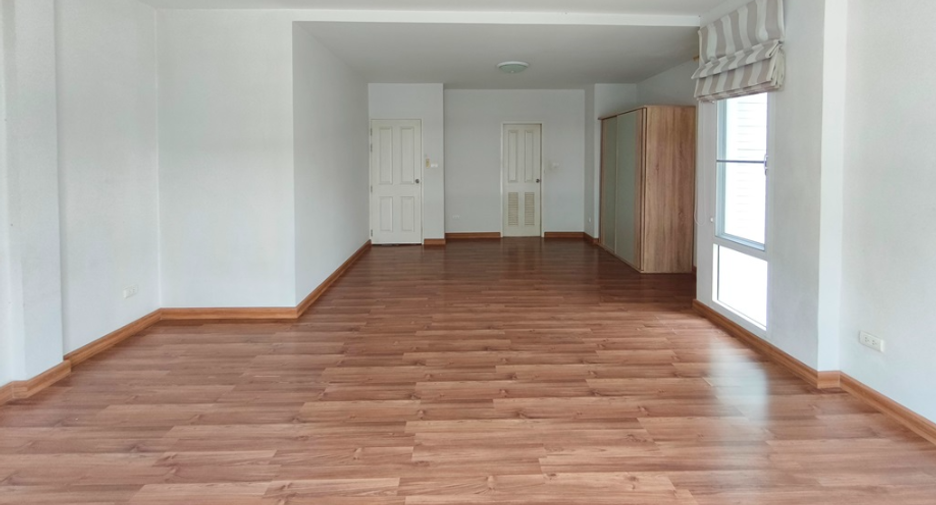 Reihenhaus zum Kauf mit 3 Zimmer in Thung Khru, Bangkok