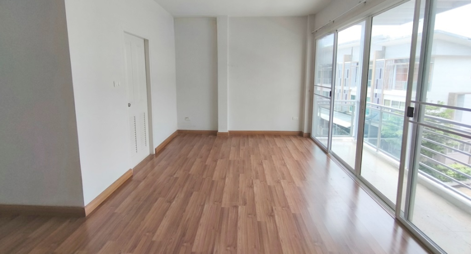 Reihenhaus zum Kauf mit 3 Zimmer in Thung Khru, Bangkok