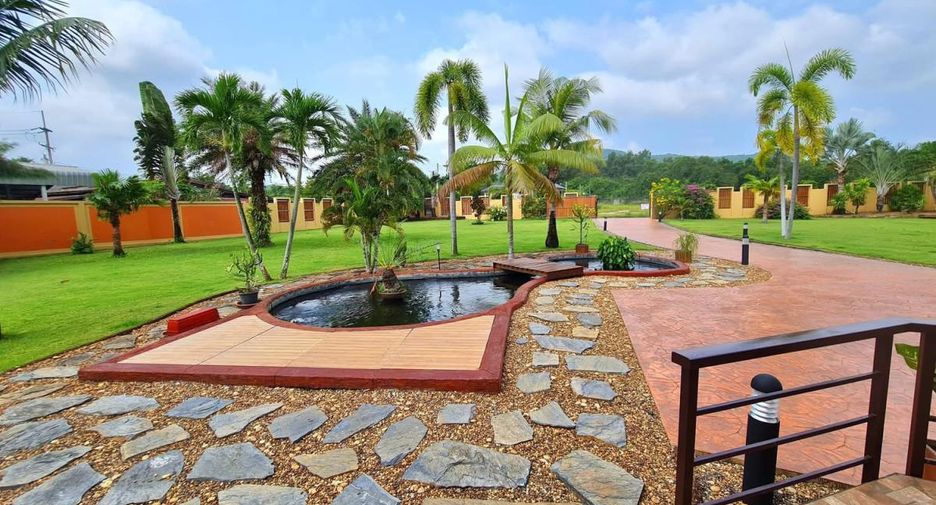 Villa zum Kauf mit 6 Zimmer in Bang Saray, Pattaya