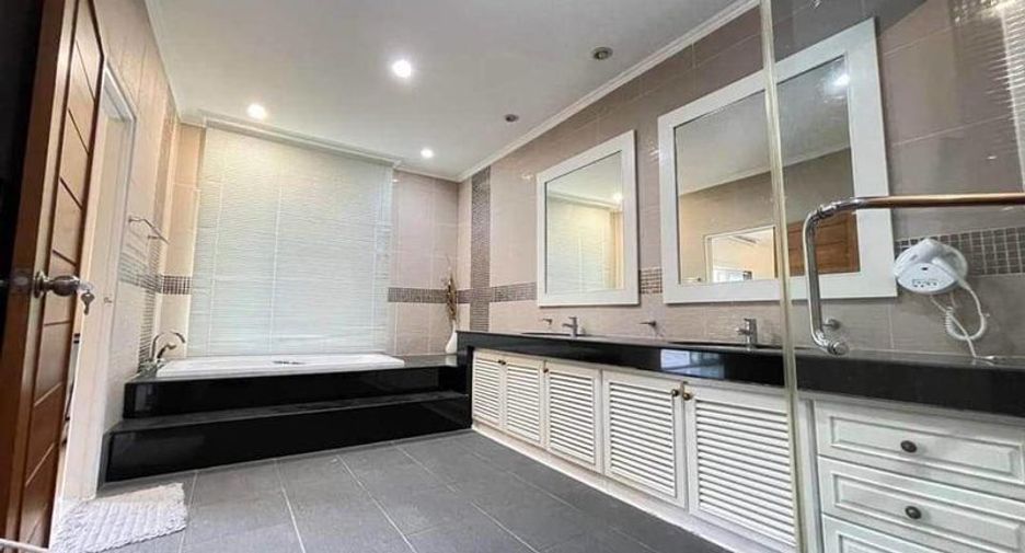 For sale 3 bedrooms villa in Bang Lamung, Chonburi
