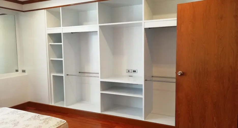 For rent 3 bedrooms condo in Sathon, Bangkok