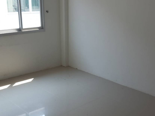À vendre 3 chambres maison de ville à Lat Krabang, Bangkok