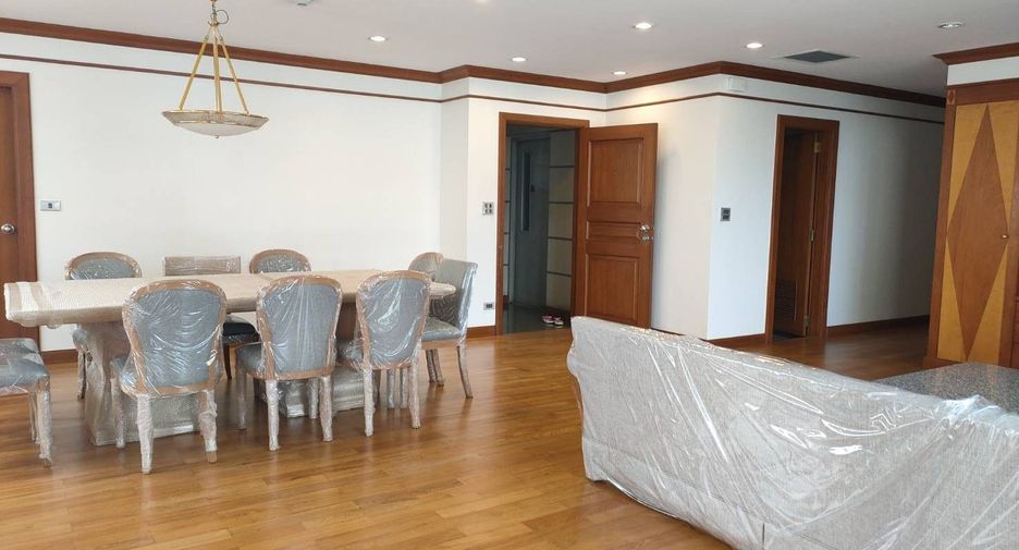 For rent 3 bedrooms condo in Sathon, Bangkok