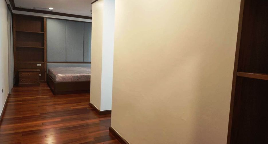 For rent 3 bedrooms condo in Sathon, Bangkok