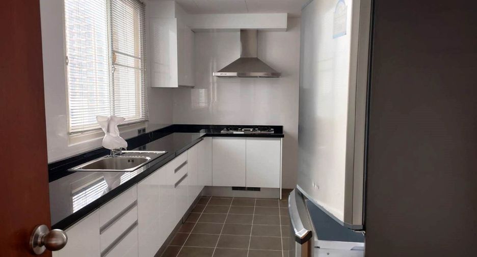 For rent 3 bedrooms condo in Sathon, Bangkok