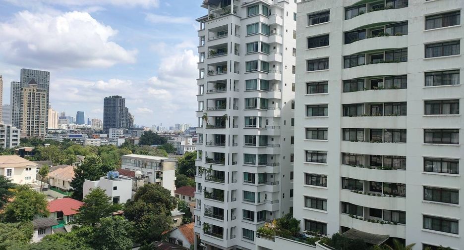 For rent 3 bedrooms condo in Sathon, Bangkok