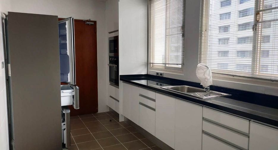 For rent 3 bedrooms condo in Sathon, Bangkok