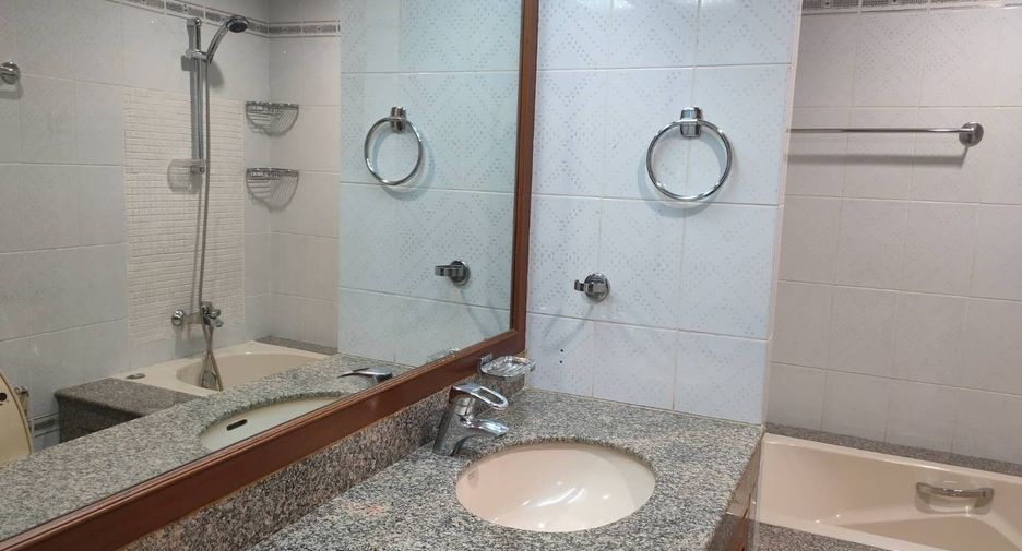 For rent 3 bedrooms condo in Sathon, Bangkok