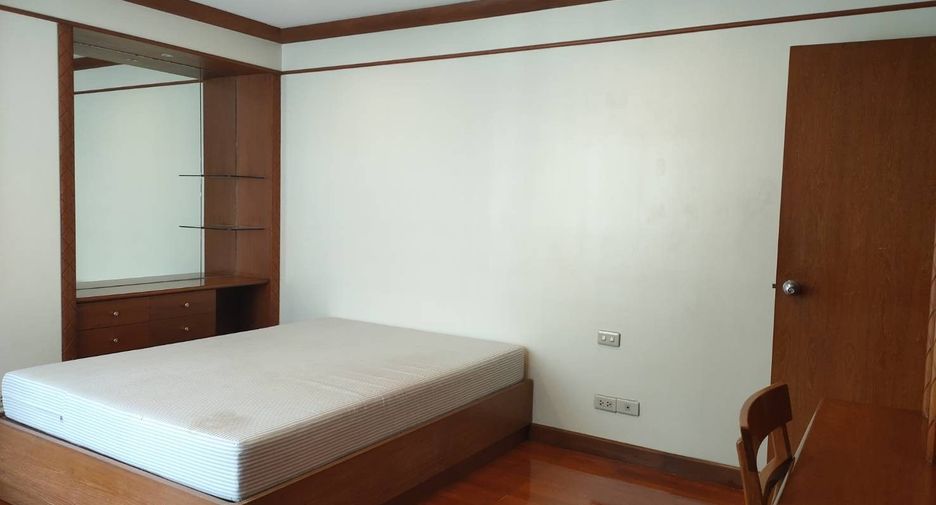 For rent 3 bedrooms condo in Sathon, Bangkok