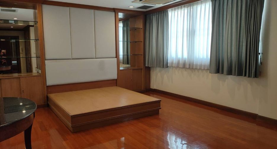 For rent 3 bedrooms condo in Sathon, Bangkok