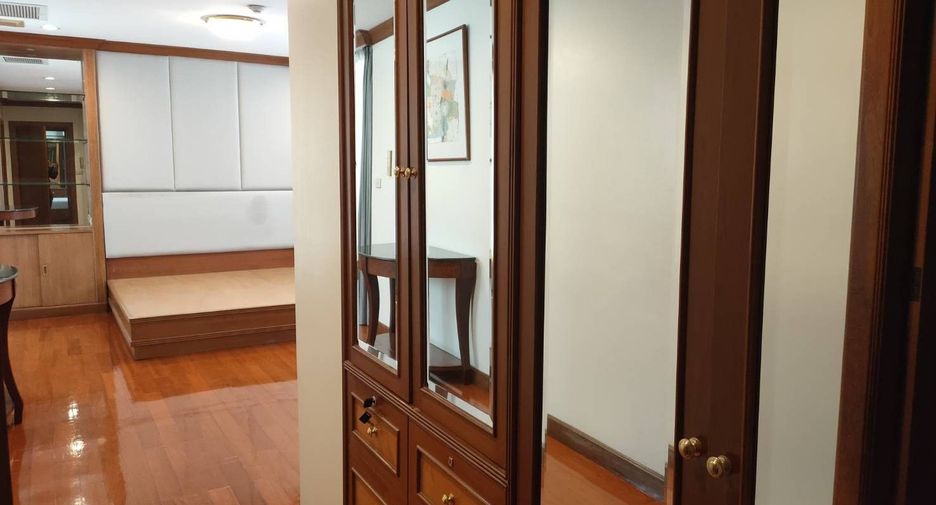 For rent 3 bedrooms condo in Sathon, Bangkok