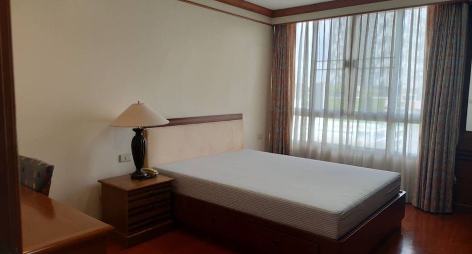 For rent 3 bedrooms condo in Sathon, Bangkok