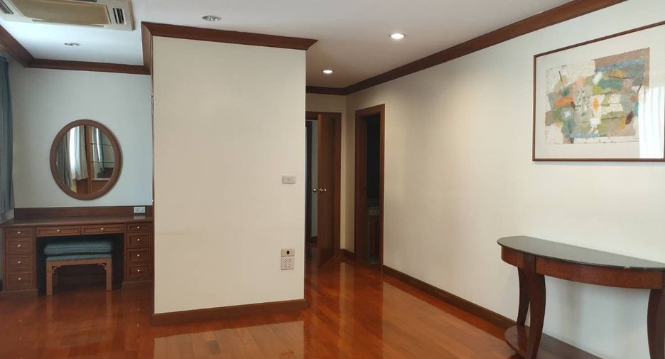 For rent 3 bedrooms condo in Sathon, Bangkok