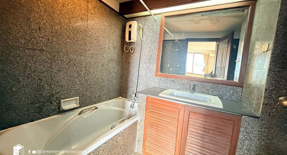 For sale 2 bedrooms condo in Watthana, Bangkok