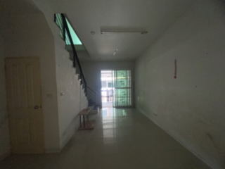 Casa adosada en venta de 2 habitaciones en Pluak Daeng, Rayong