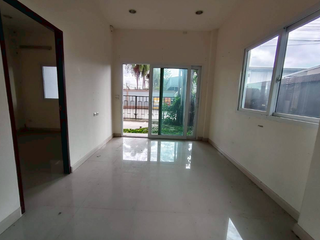 À vendre 2 chambres maison de ville à Nikhom Phatthana, Rayong