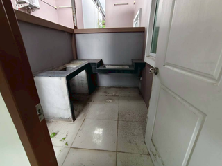 À vendre 2 chambres maison de ville à Nikhom Phatthana, Rayong
