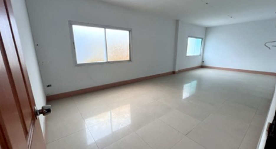 Haus zum Kauf mit 6 Zimmer in Lat Phrao, Bangkok