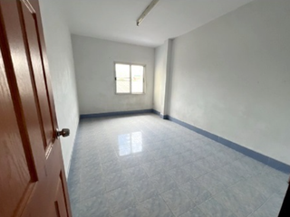 Haus zum Kauf mit 6 Zimmer in Lat Phrao, Bangkok