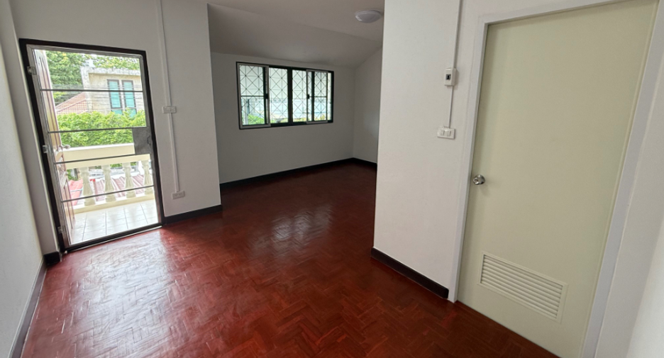 Casa adosada en venta de 2 habitaciones en Saraphi, Chiang Mai