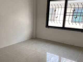 Reihenhaus zum Kauf mit 2 Zimmer in Phanat Nikhom, Chonburi