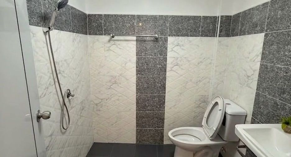 Продажа 4 спальни таунхаус в Банг Ламунг, Чонбури