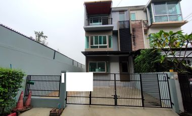 Продажа 1 кровать таунхаус в Патхум Щан, Бангкок