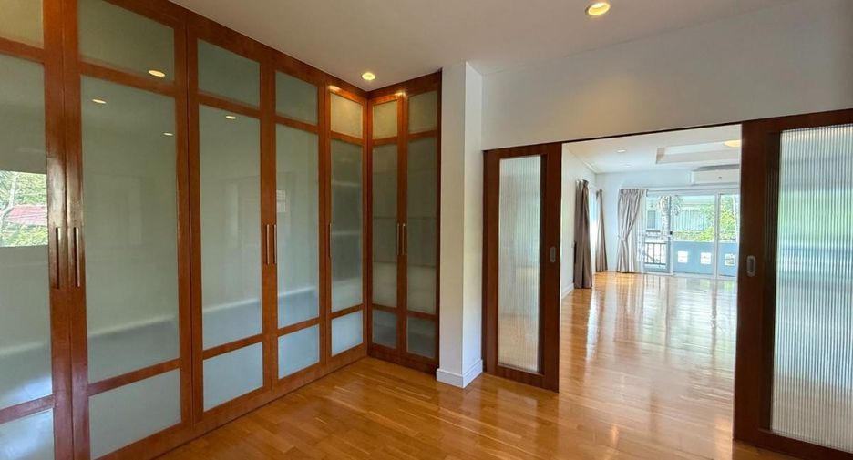 For rent 4 bedrooms house in Khlong Toei, Bangkok