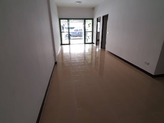 Casa adosada en venta de 2 habitaciones en Pluak Daeng, Rayong