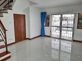 Casa adosada en venta de 4 habitaciones en Pak Kret, Nonthaburi