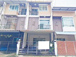 Casa adosada en venta de 4 habitaciones en Pak Kret, Nonthaburi