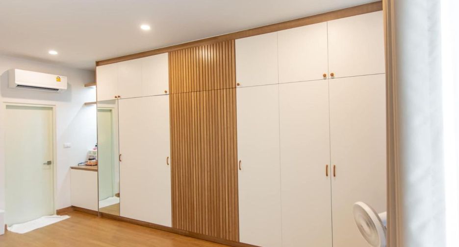 Casa adosada en venta de 3 habitaciones en Khan Na Yao, Bangkok