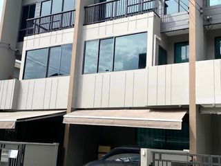 Casa adosada en venta de 3 habitaciones en Khan Na Yao, Bangkok