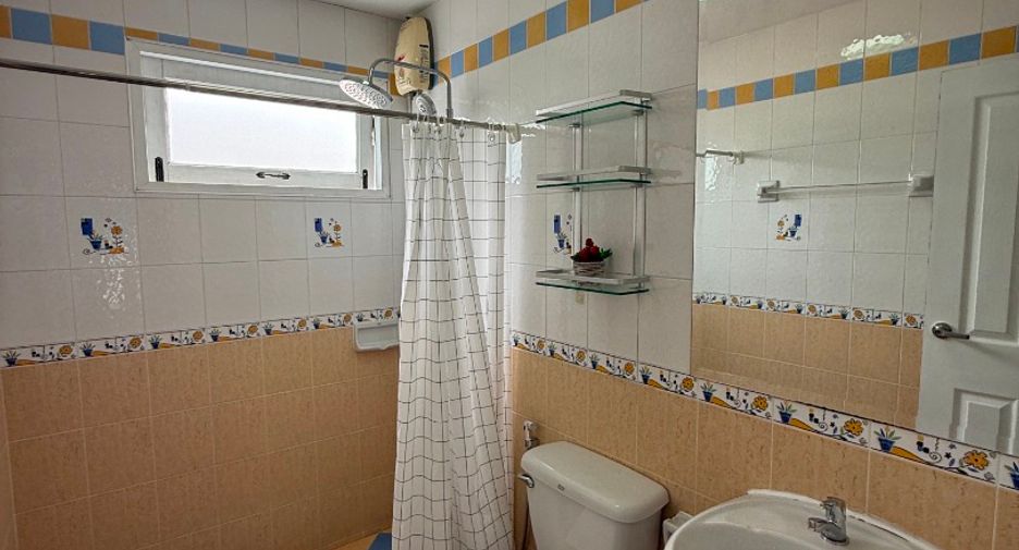 Casa en alquiler de 4 habitaciones en Bang Lamung, Chonburi