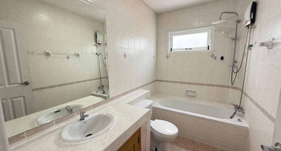Casa en alquiler de 4 habitaciones en Bang Lamung, Chonburi