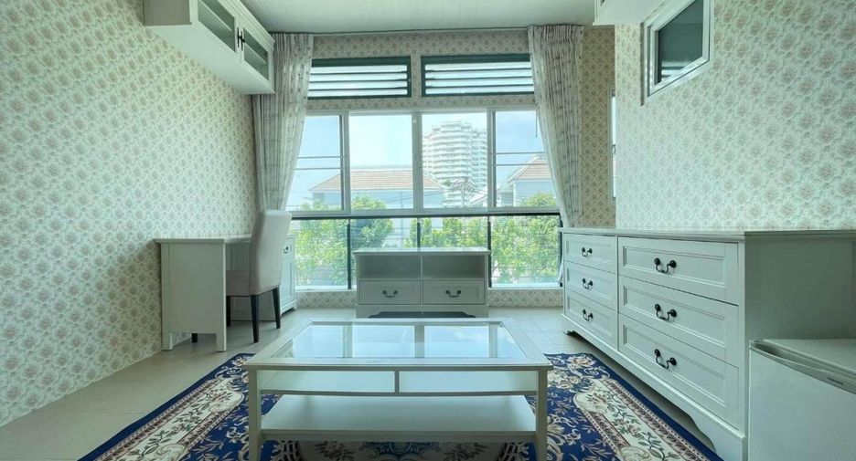 À louer 3 chambres maison de ville à Bang Kapi, Bangkok