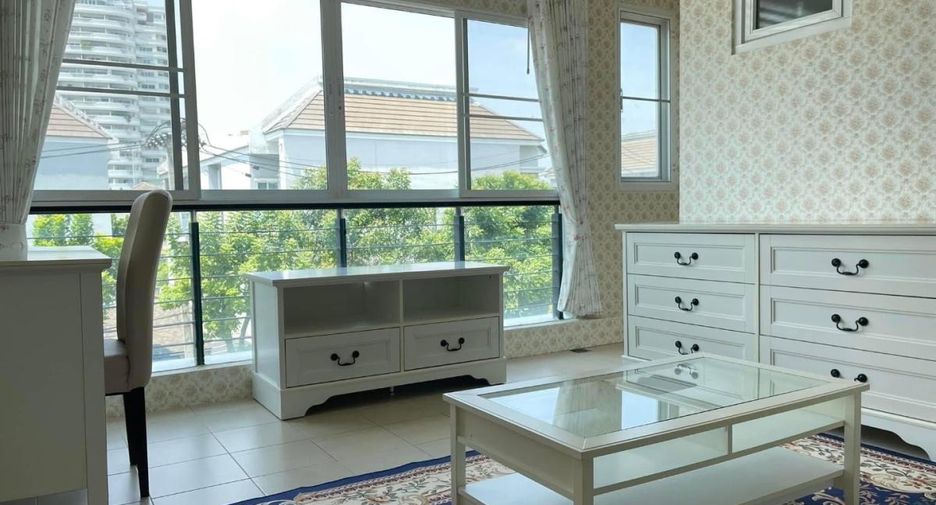 À louer 3 chambres maison de ville à Bang Kapi, Bangkok
