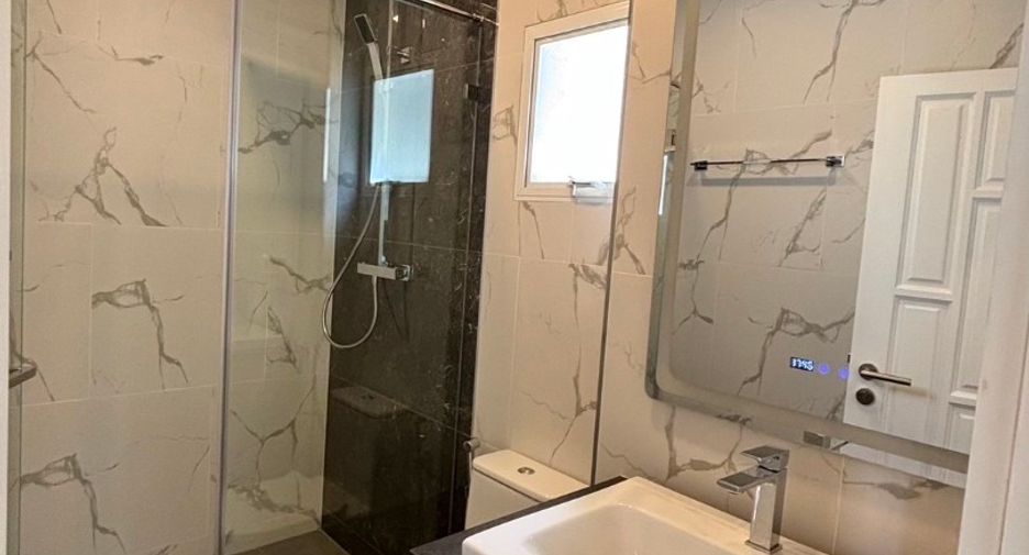 Casa en alquiler de 5 habitaciones en Bang Lamung, Chonburi