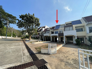 出售 1 卧室 联排别墅 在 Si Racha, Chon Buri