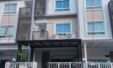 For rent 3 bedrooms townhouse in Bang Na, Bangkok