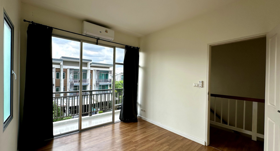 Casa adosada en venta de 3 habitaciones en Bang Khun Thian, Bangkok