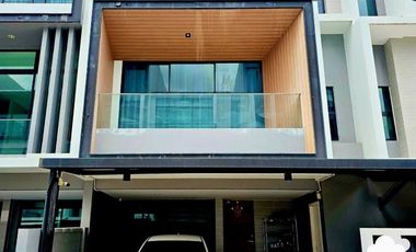 À louer 3 chambres maison de ville à Saphan Sung, Bangkok