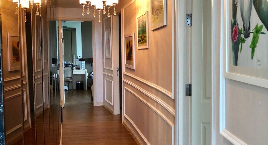 For rent 3 bedrooms condo in Pathum Wan, Bangkok