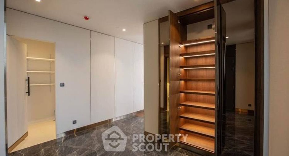 For rent 3 bedrooms condo in Pathum Wan, Bangkok