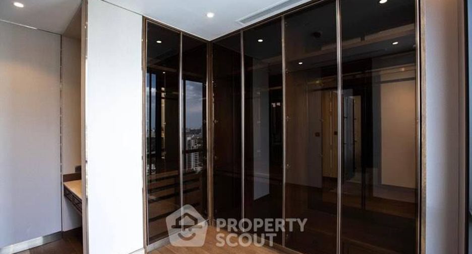 For rent 3 bedrooms condo in Pathum Wan, Bangkok