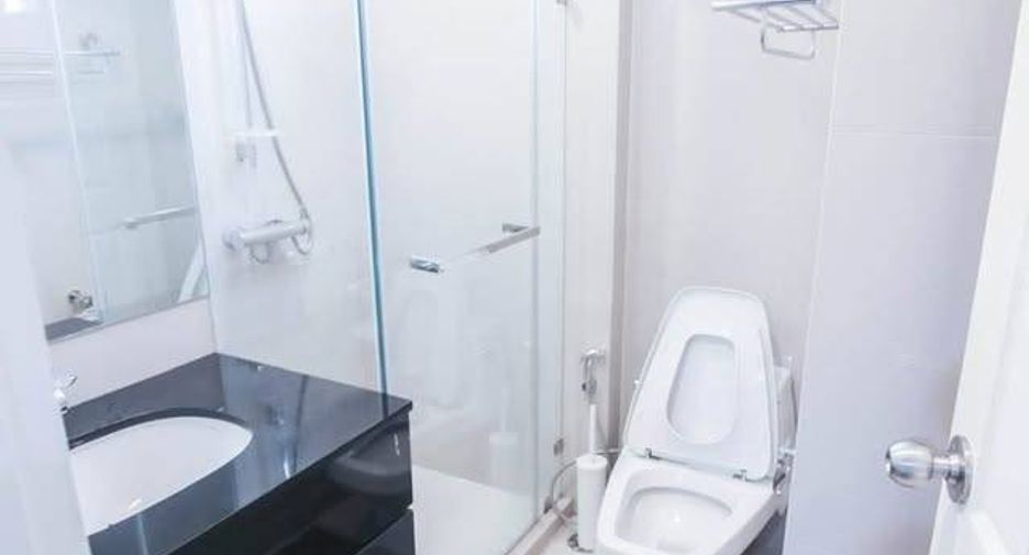 For rent 3 bedrooms condo in Huai Khwang, Bangkok